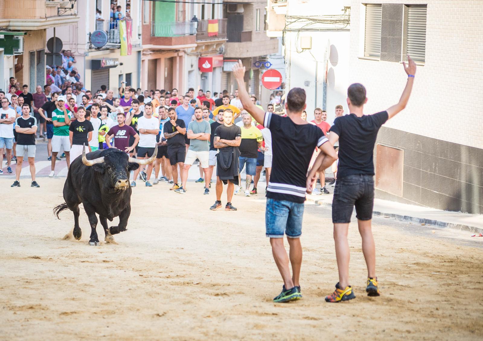 Participant sobre barrera en un acte